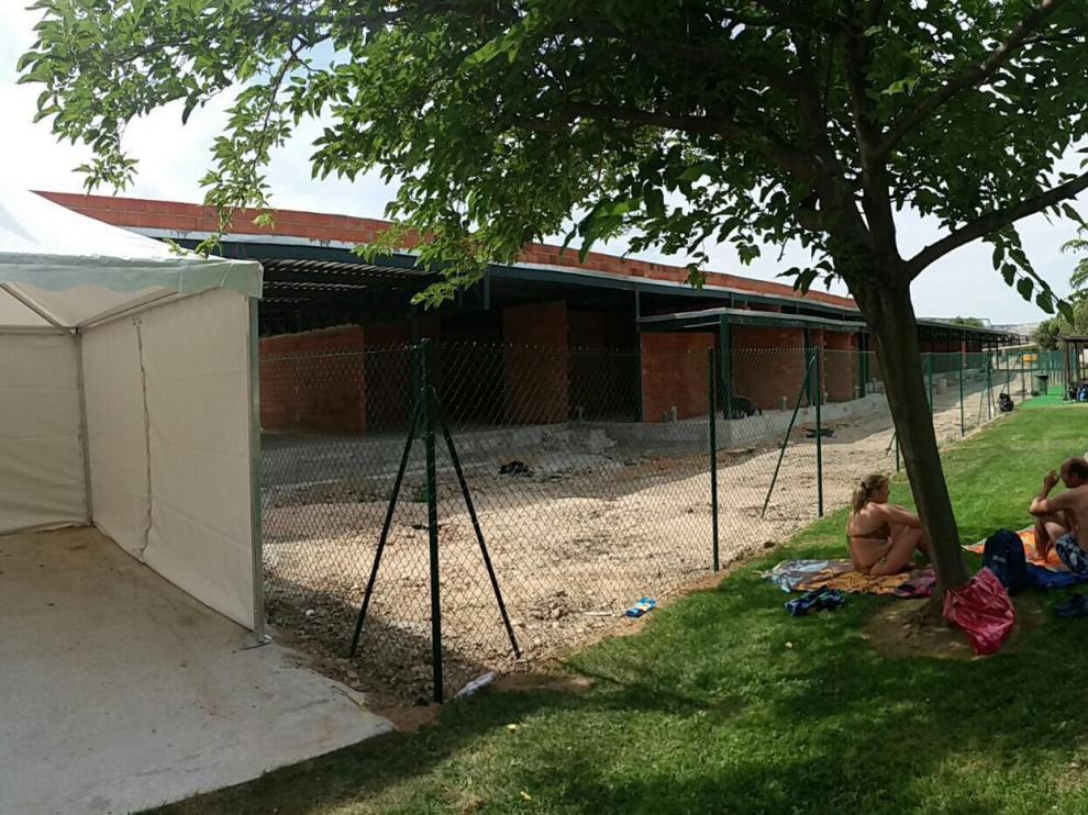 Las obras de la piscina no están tapadas