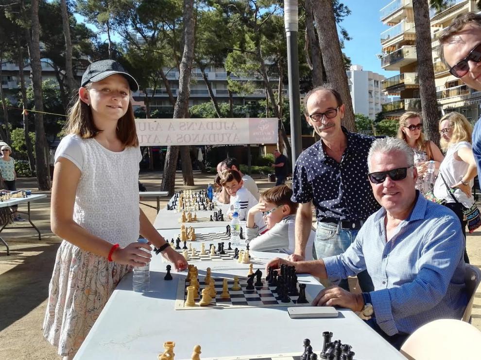 María Eizaguerri en una partida simultánea de ajedrez.