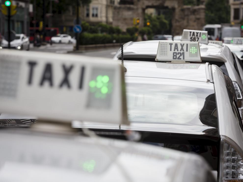 Un grupo de taxis, en una parada de Zaragoza.