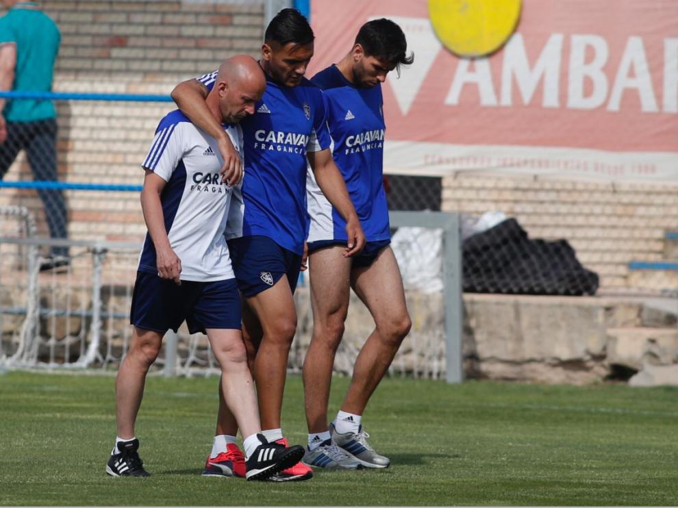Marcelo Silva y Cabrera, junto al recuperador Andrés Ubieto, se marchan al gimnasio a primera hora de la mañana de este lunes.