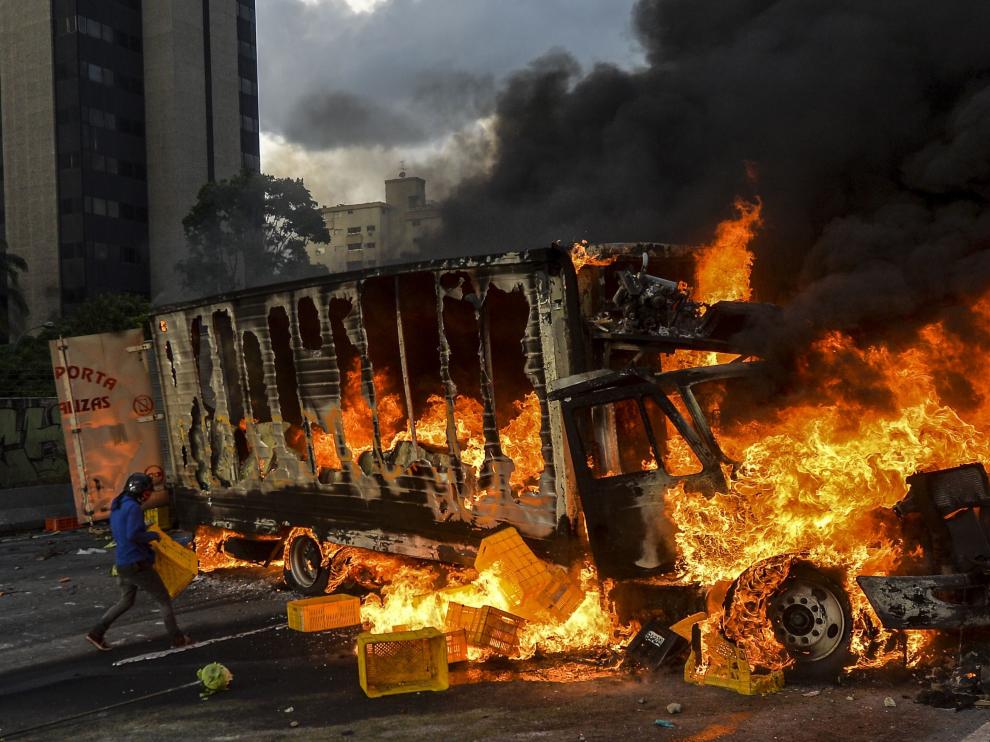 Un camión ardiendo durante una protesta en Caracas.