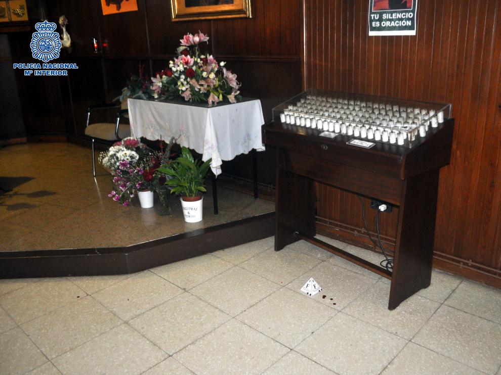 Se llevó varios objetos de culto.
