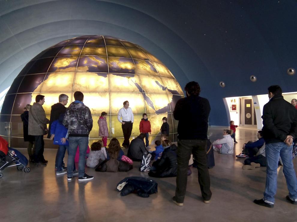 Un grupo de visitantes, en el Planetario de Huesca.