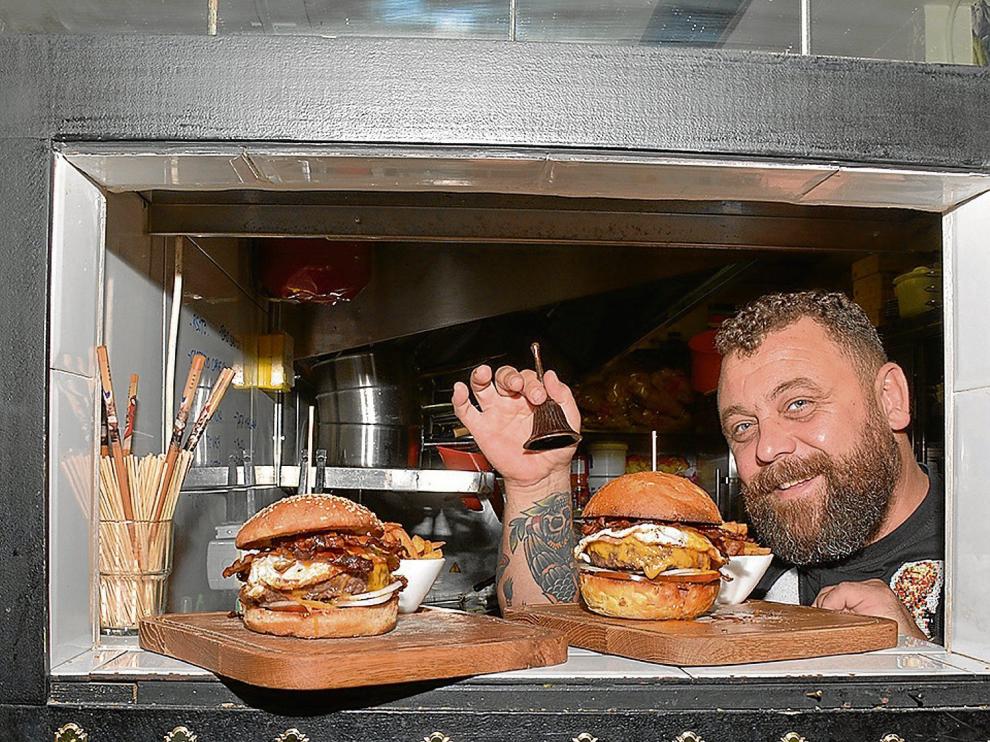 Antonio Potenza, cocinero del establecimiento zaragozano Vitoria 21, con dos hamburguesas de carne de Kobe.