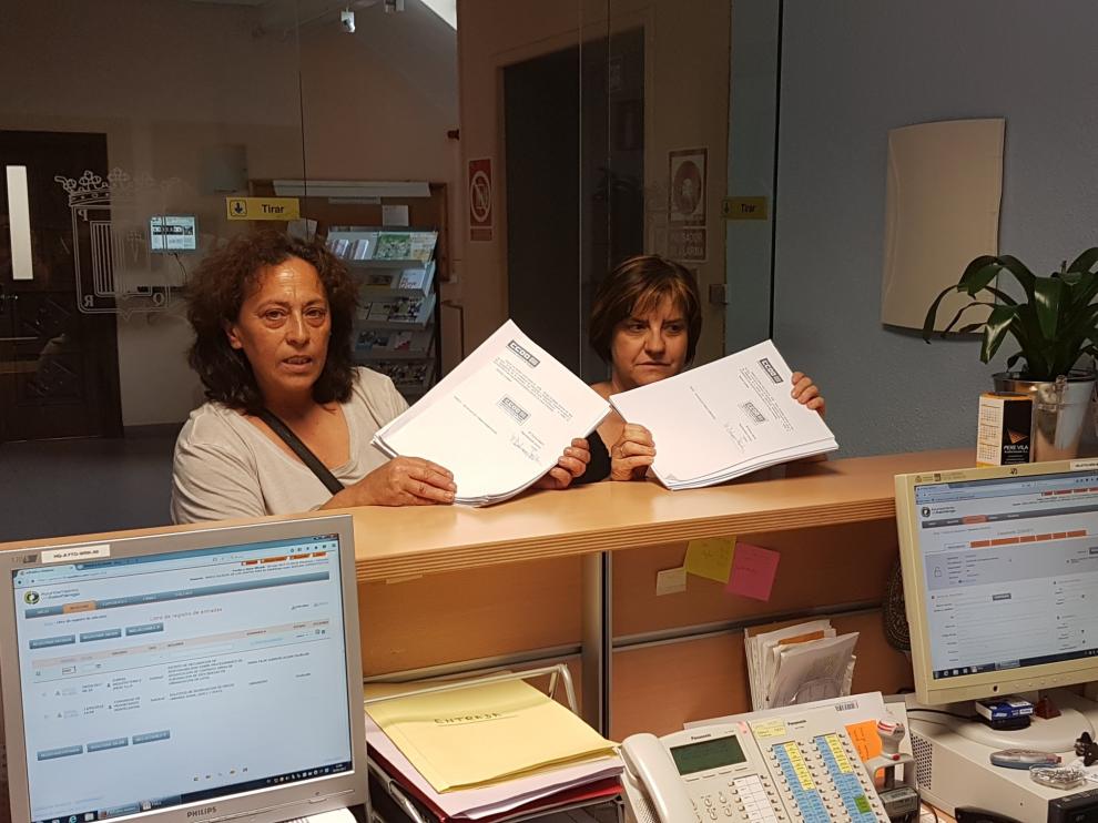 Entrega de firmas en el Ayuntamiento de Sabiñánigo.