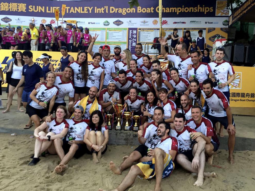 El equipo español en el Festival de los Barcos Dragón.