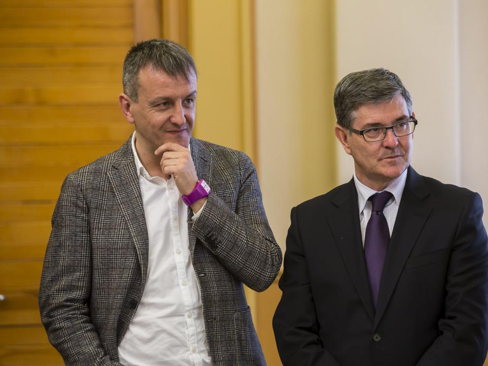 Fernando Rivarés y Vicente Guillén, el pasado 3 de marzo durante la firma del acuerdo de la ley de capitalidad de Zaragoza.