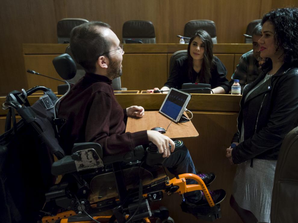 Pablo Echenique y Erika Sanz, en un pleno de las Cortes de Aragón.