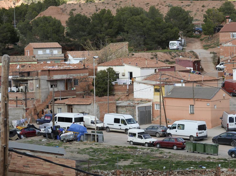 El juez explica en su auto que el barrio de Pomecia en la imagen supone una cuestión de confrontación entre legalidad urbanística y un problema social. Señala que la tensión por la situación del barrio, en el que viven 60 familias de etnia gitana, va creciendo. La población reclama una solución ajustada a derecho.