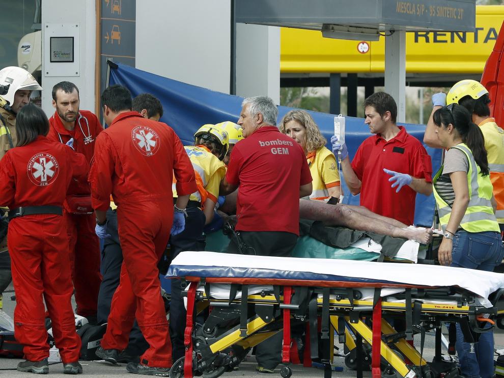 Los equipos de rescate atienden al herido en la explosión.