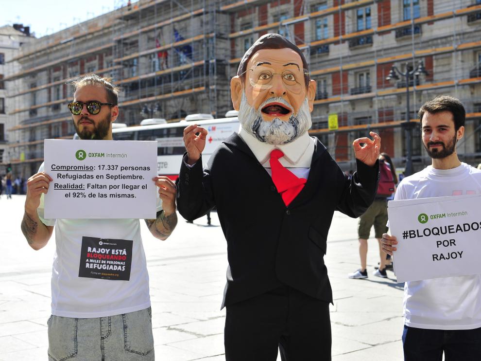 Un "cabezudo" de Rajoy recorrerá España para meterse en la piel del refugiado.