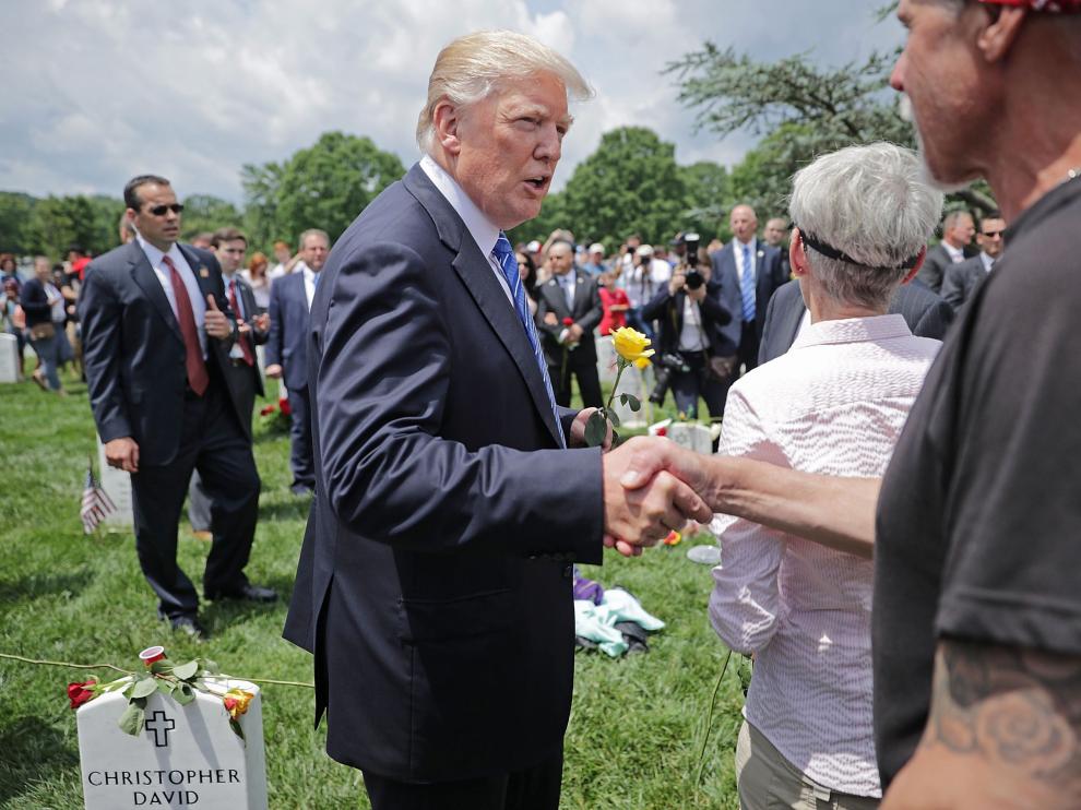 Trump visitó el Cementerio Nacional de Arlington con motivo del Día de los Caídos.