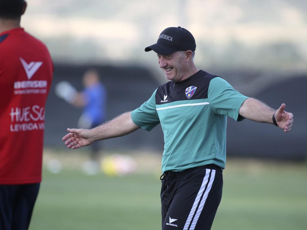 El técnico Juan Antonio Anquela, muy sonriente ayer sobre el césped del Montearagón.