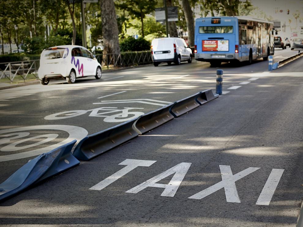 Carril para taxis en la calle Alcalá de Madrid.