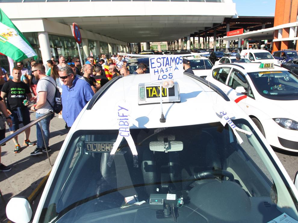 Concentración de la huelga de taxis en Atocha.