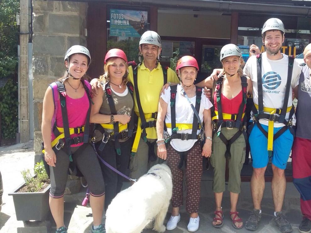 Emilia García, en el centro, con toda la equipación para bajar por la tirolina.