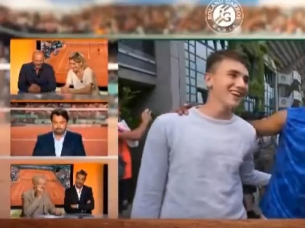 Un momento del vídeo donde se ve a Hamou besuqueando a la reportera.