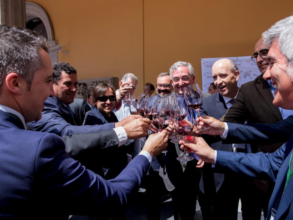 Joaquín Olona brinda con representantes de la Campo de Borja y de vinos de Cerdeña.