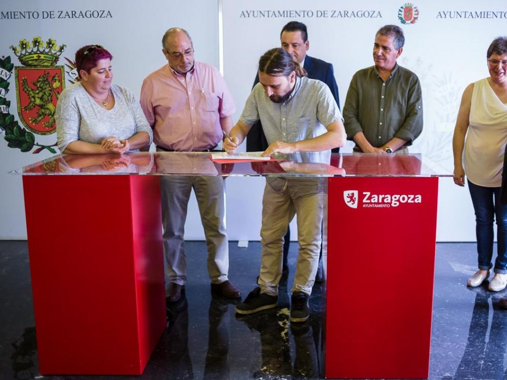 Firma de acuerdo entre los clubes de fútbol y el Ayuntamiento de Zaragoza