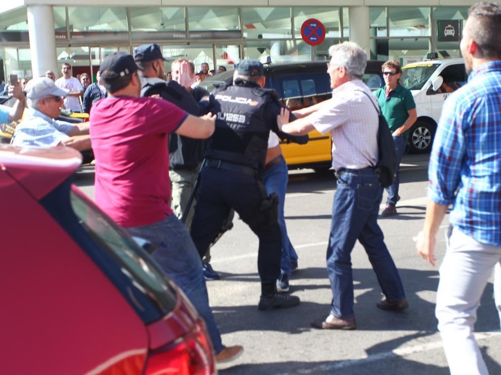 Sin taxis en Barajas ni el el Prat por la huelga contra Uber y Cabify