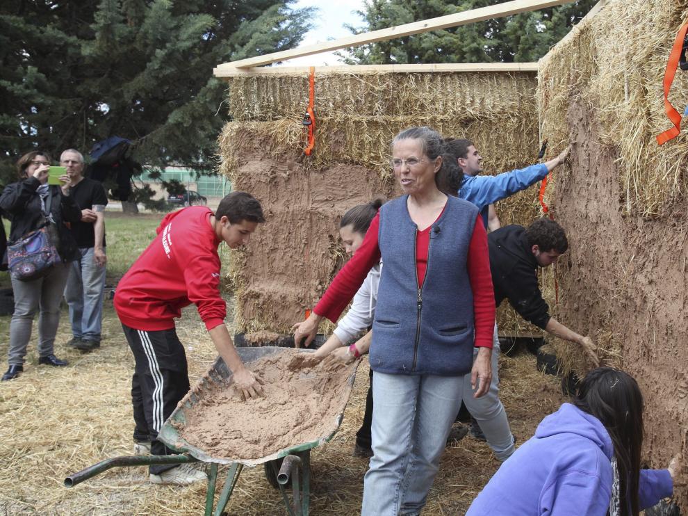 Petra Jebens en un curso de bioconstrucción impartido en Huesca a alumnos de FP del IES Pirámide.