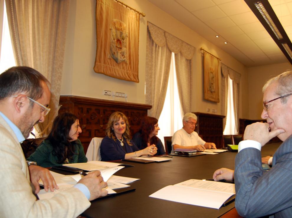 El presidente de la Institución provincial, Luis Rey, ha rubricado estas ayudas con cada una de las asociaciones beneficiadas