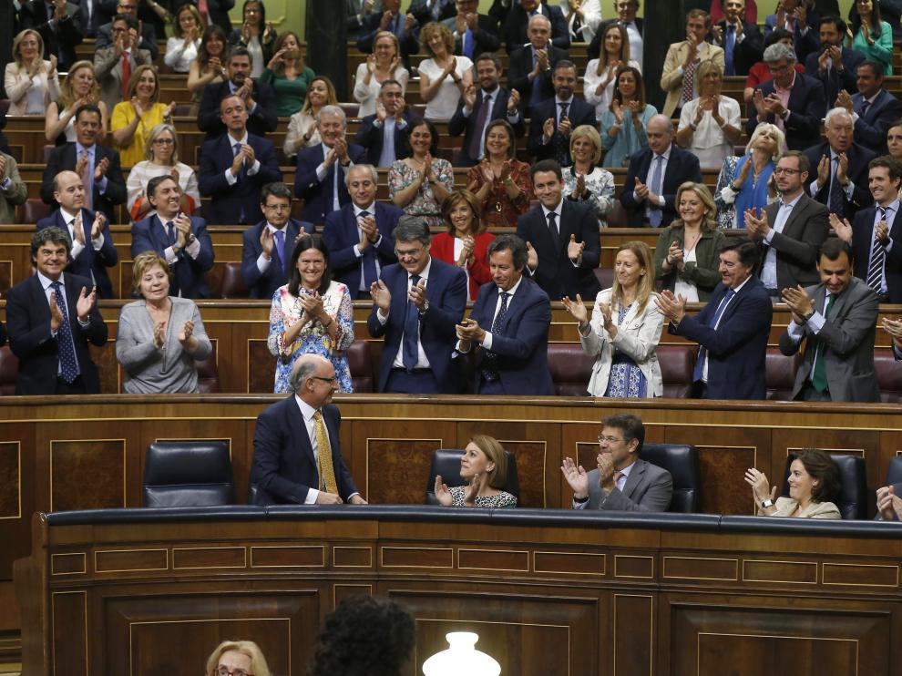 Montoro recibe el aplauso de los diputados del PP tras la aprobación de los Presupuestos.