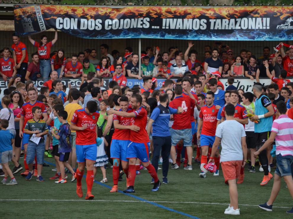 Los aficionados rojillos felicitando a los jugadores tras el partido de vuelta de la primera eliminatoria.
