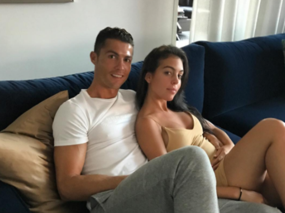 Cristiano Ronaldo junto a su novia en una fotografía publicada en su perfil de Instagram.