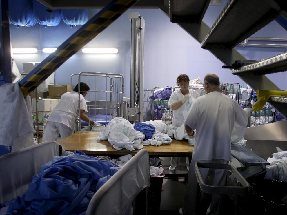 Trabajadores delClínico han tenido que ir esta noche a la lavandería del Miguel Servet.
