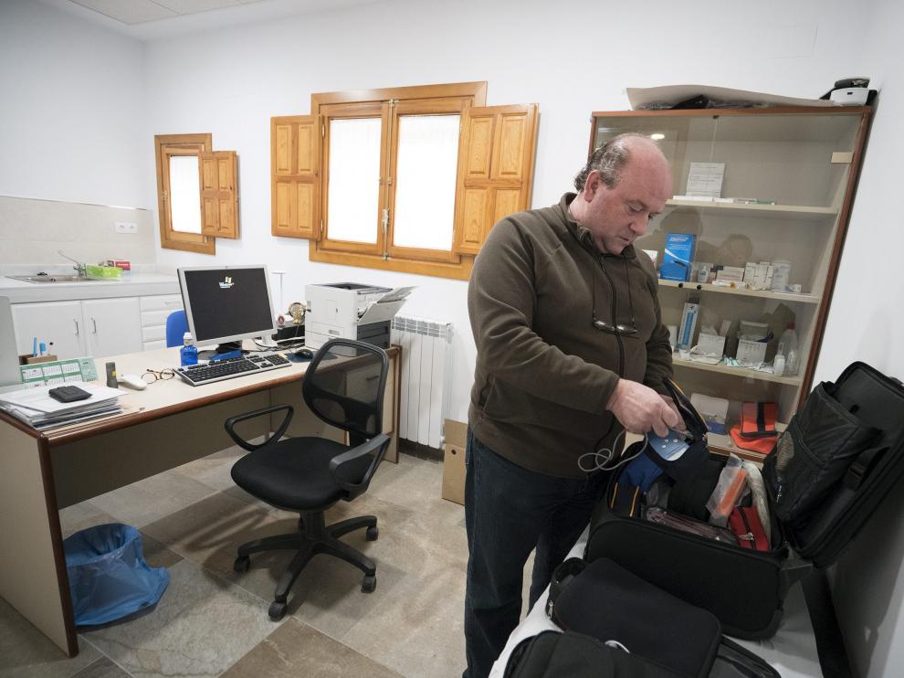 Medio rural. Las plazas de centros de salud del medio rural son las más difíciles de cubrir. Aún así, el médico Juan Antonio Madueño en la foto, de archivo, en la consulta de Celadas es optimista y cree que la avalancha de jubilaciones prevista no obligará a recortar servicios si la Administración "trabaja como es debido".