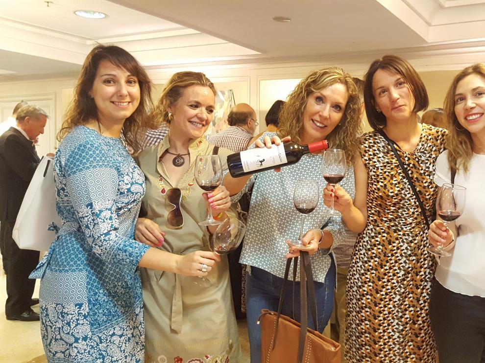 Asistentes al I Salón del Vino Somontano en Madrid.