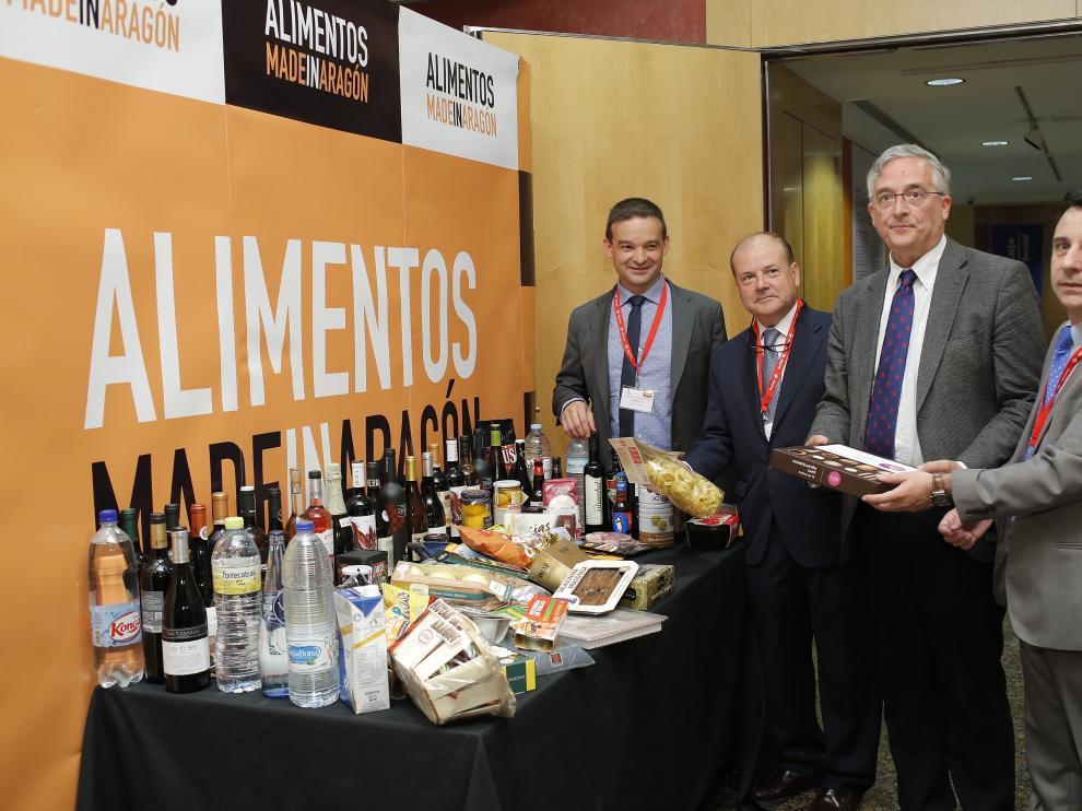El consejero Joaquín Olona, con Felix Longás e Ignacio Domingo, ayer en el Congreso.