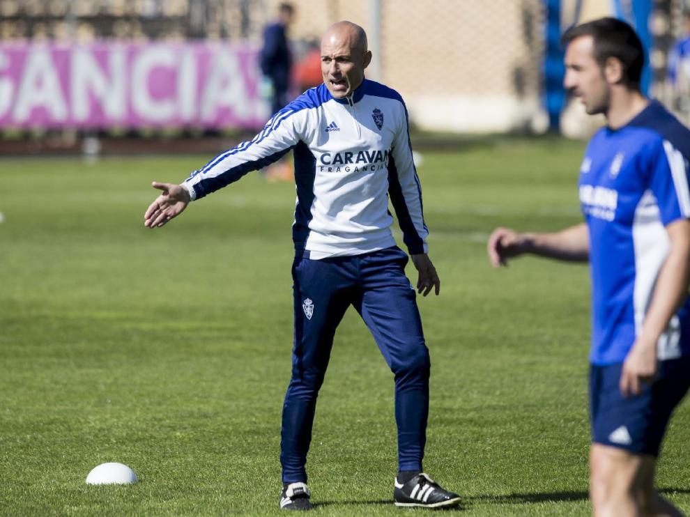 César Láinez da indicaciones al equipo durante un ejercicio, con José Enrique en primer plano.