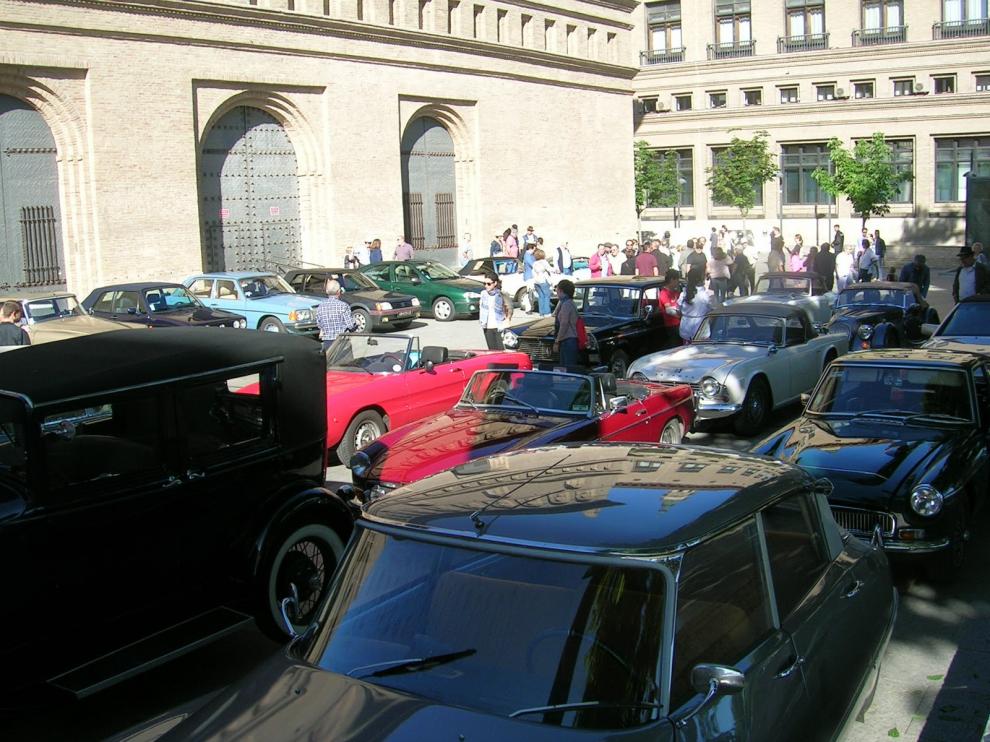 Concentración de vehículos clásicos en la plaza del Pilar de Zaragoza.