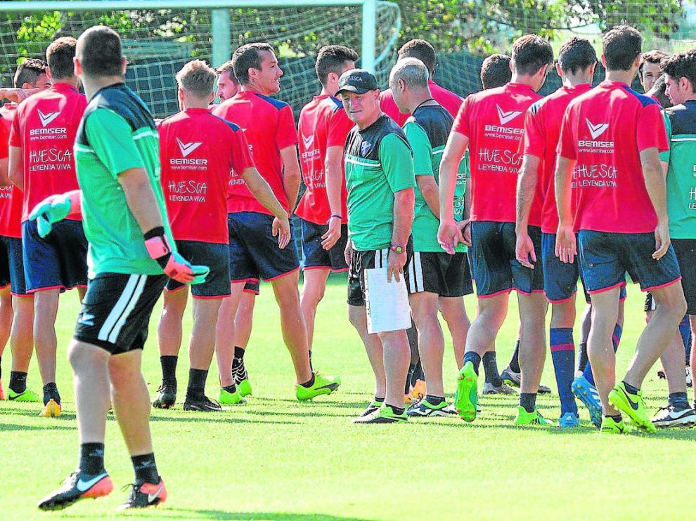 Anquela, rodeado de sus jugadores en un entrenamiento en el IPFE Montearagón.