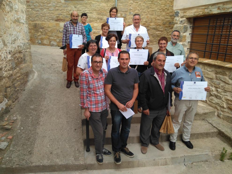 Algunos de los representantes de los establecimientos acreditados posan con sus diplomas.