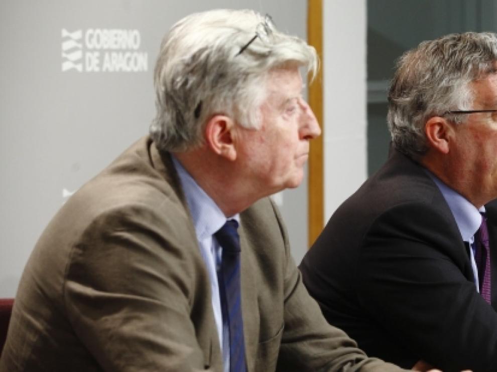 El consejero de Desarrollo Rural y Sostenibilidad, Joaquín Olona (en el centro), entre el director general de Gestión Forestal, Caza y Pesca, José Ramón López Pardo, y el jefe de servicio de Gestión de Incendios, Carlos Cacho.