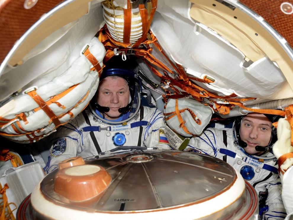 Oleg Novitsky y el astronauta francés de la Agencia Espacial Europea Thomas Pesquet.