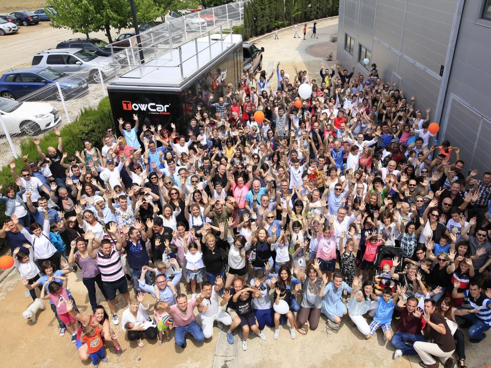 Jornada de puertas abiertas en la empresa Enganches Aragón con buena parte de su plantilla.