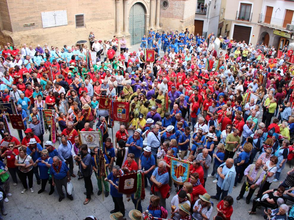 Representantes de las 47 delegaciones, incluso llegadas del extranjero, en la plaza de Albalate antes de iniciar la entrega de bandas.