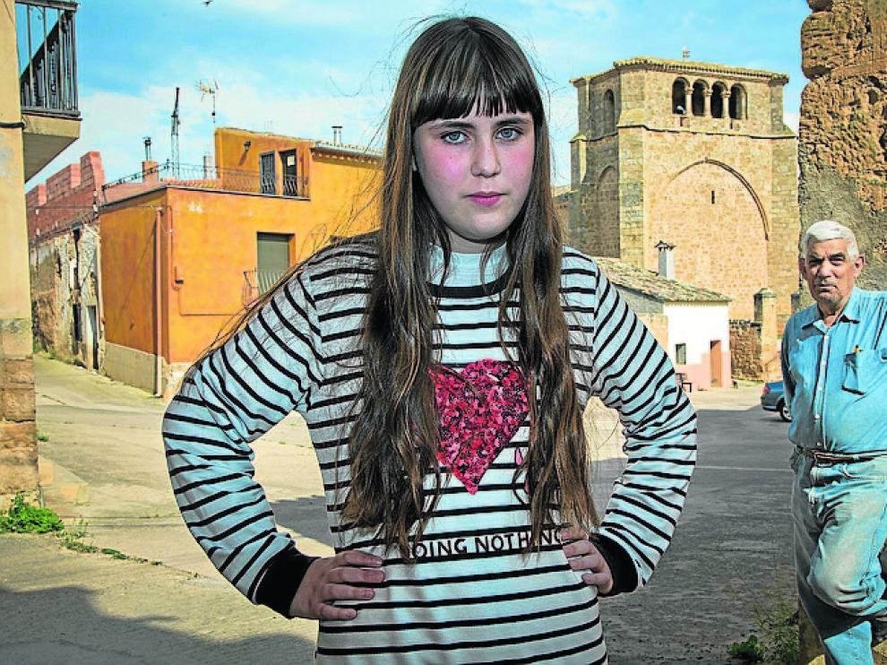Laura Sanz, delante de su padre, Jesús, en Pozuel de Ariza.