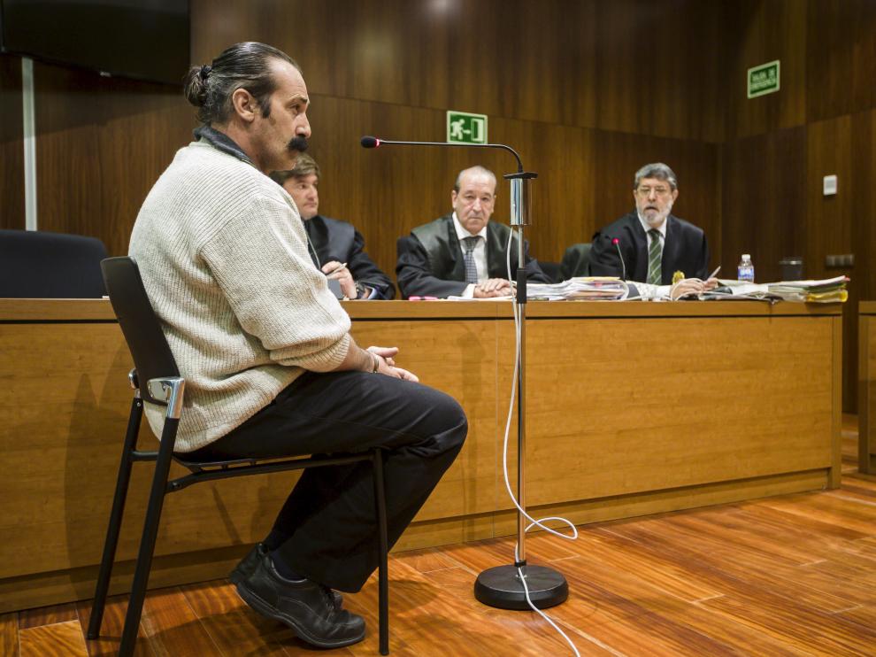 El acusado, Pablo Canales, junto a Javier Elía (defensa), Javier Notivoli (acusación) y José Luis Edo (fiscal).