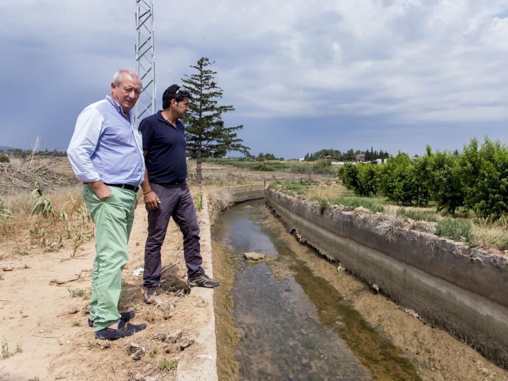 Jesús Lamuela izda. y el guarda Paco G.ª Soria, junto a la acequia de Michén, en La Almunia.