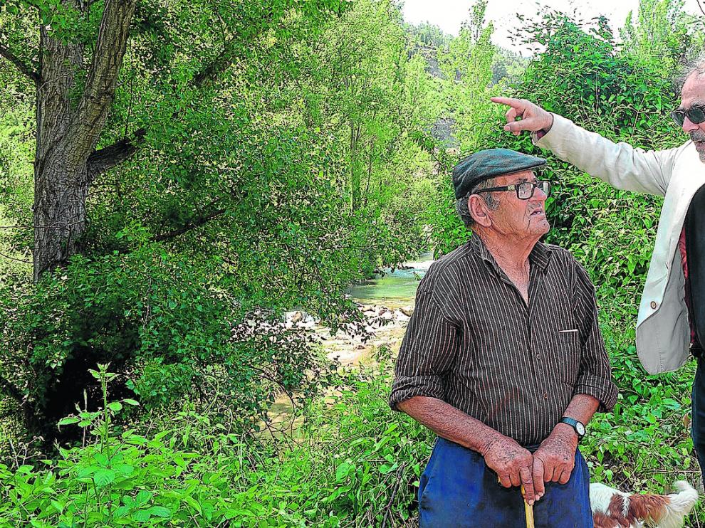 Enrique Pérez izquierda y David Hammerstein, junto al tramo del Mijares de donde parte el túnel que abastece a la central de Los Cantos.