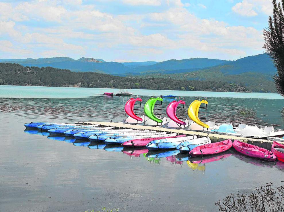 Los barcos y juegos de agua ya están preparados en Barasona (al 95%) para iniciar la temporada.