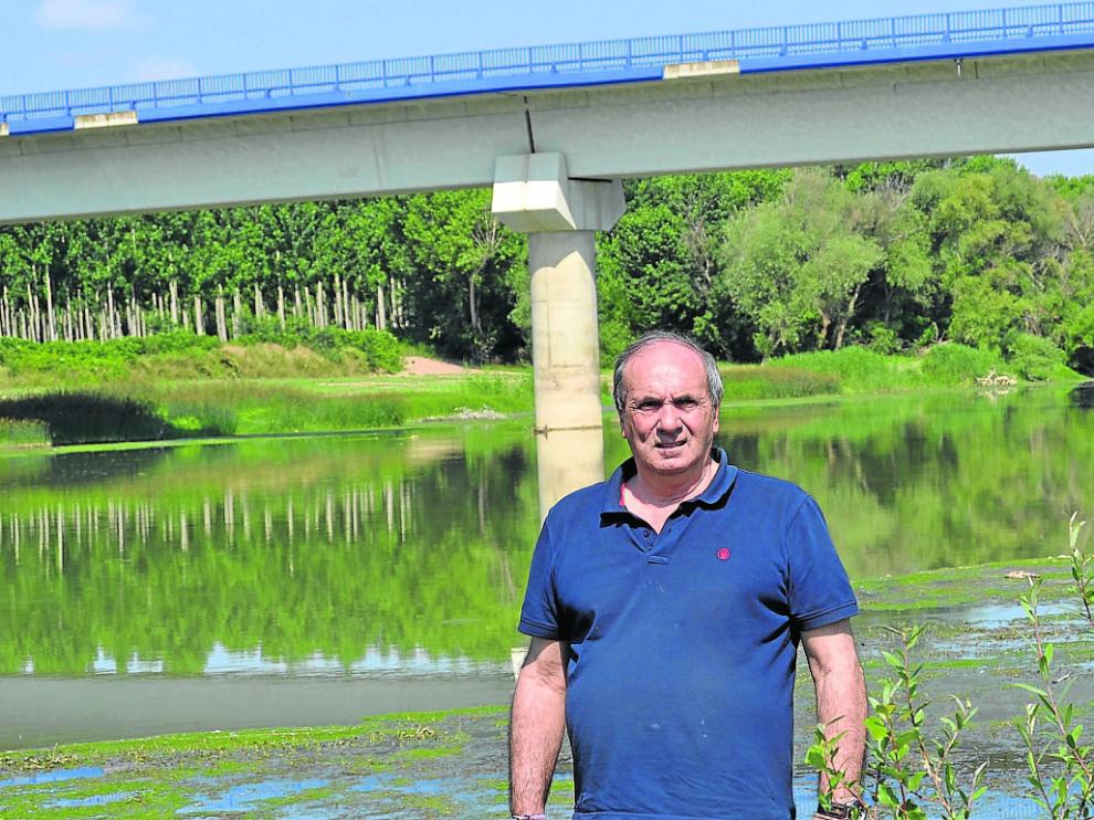 El alcalde de Pradilla, Luis Eduardo Moncín, junto al cauce del río Ebro, que da nombre al pueblo.