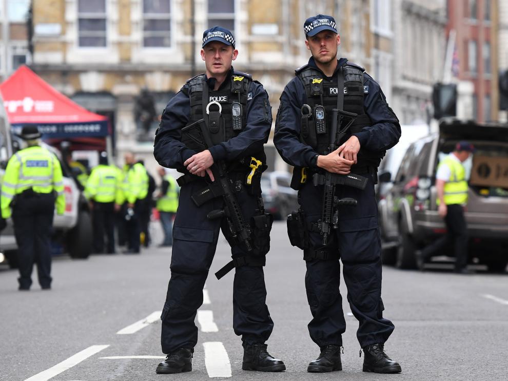 Policía armada en Londres.