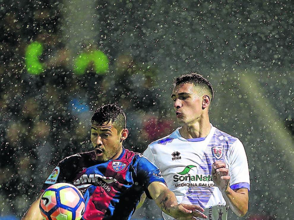 Dani Calvo presionando al azulgrana Vinícius.