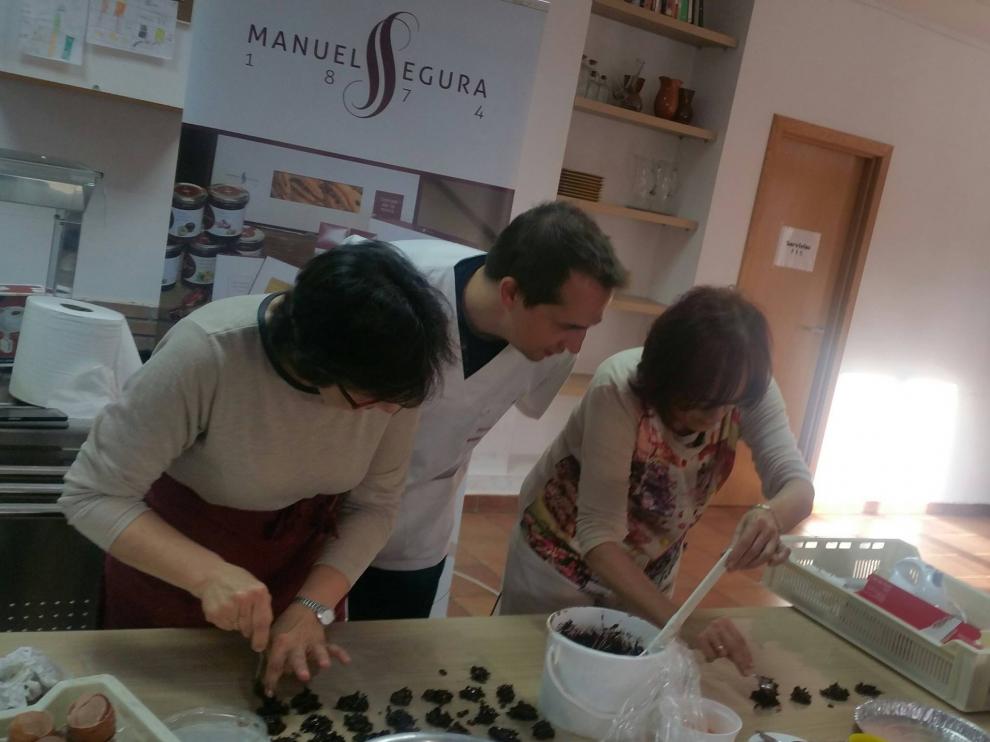 Taller de dulces con almendra, en Herrera de los Navarros.